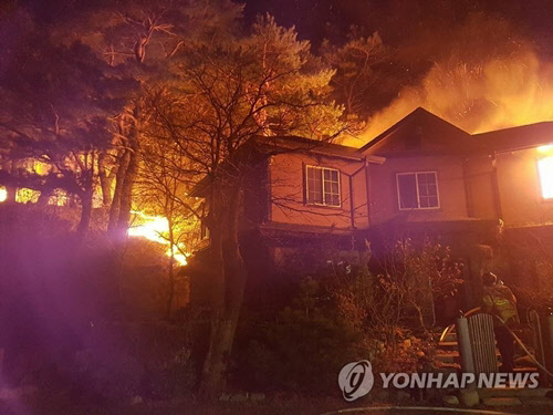 4일 오후 7시 25분께 강원 양양군 현북면 하광정리의 펜션에서 불이 나 소방당국이 진화하고 있다.  <강원소방본부 제공/연합뉴스>